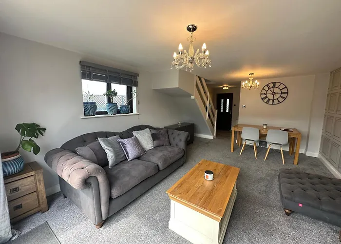 Modern 2 Bedroom House Spacious Large Garden