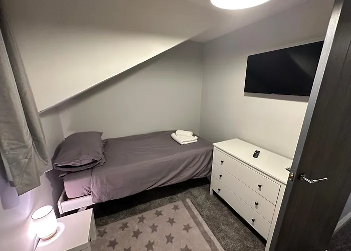 Modern 2 Bedroom House Spacious Large Garden