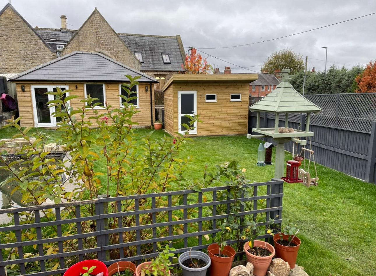 Modern 2 Bedroom House Spacious Large Garden Holiday home