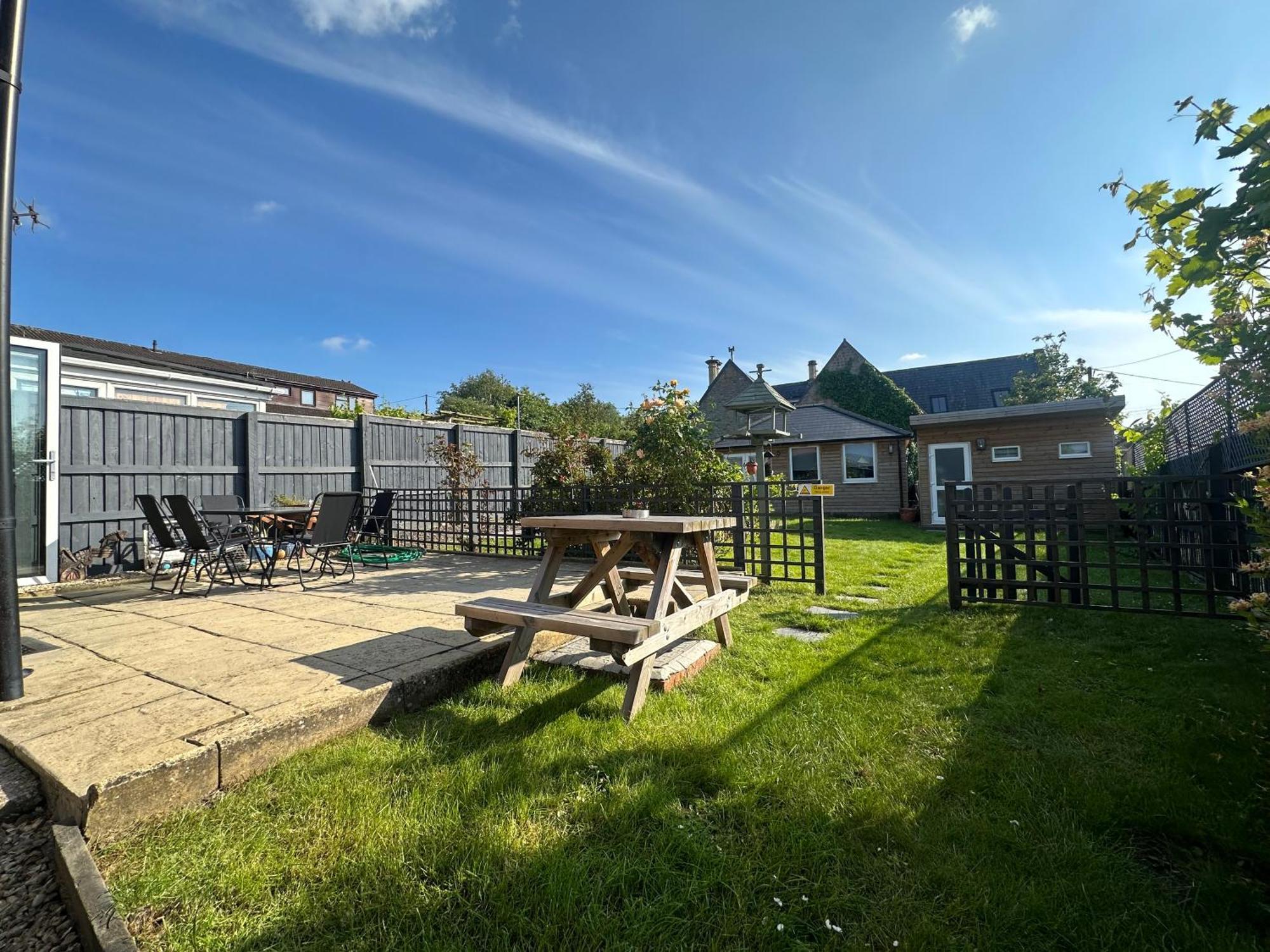 Modern 2 Bedroom House Spacious Large Garden Westbury (Wiltshire)
