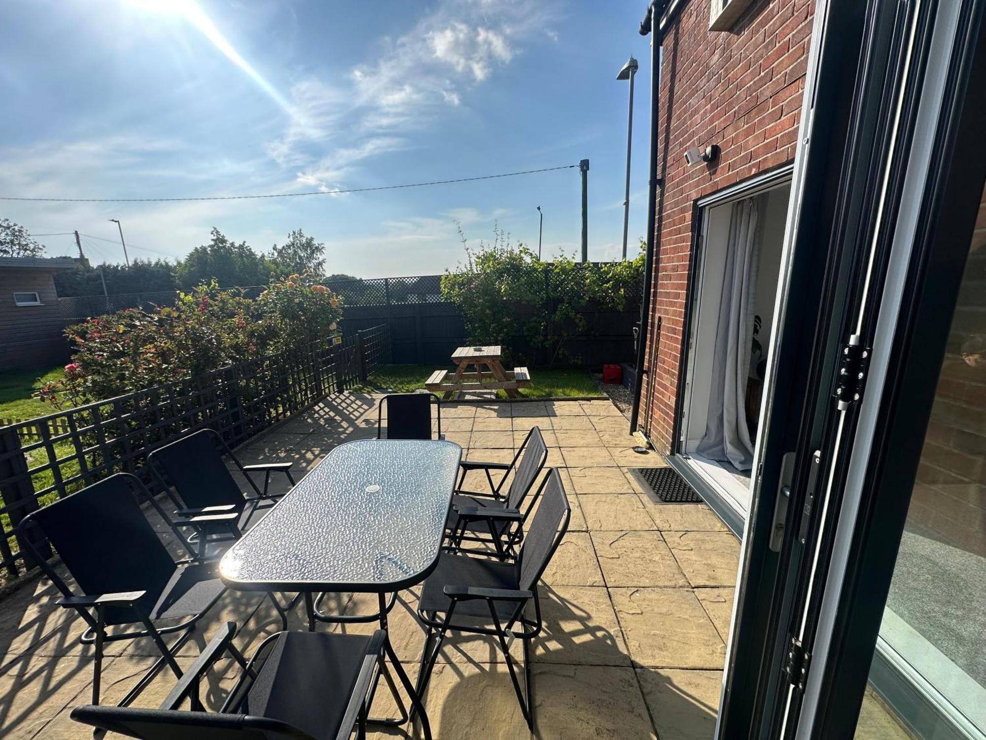 Holiday home Modern 2 Bedroom House Spacious Large Garden *