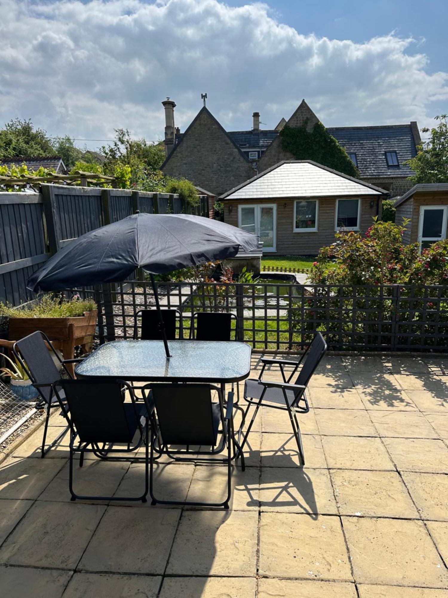 Modern 2 Bedroom House Spacious Large Garden * Westbury (Wiltshire)