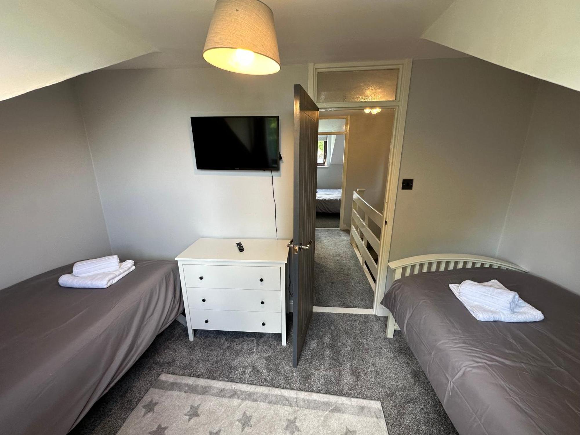 Modern 2 Bedroom House Spacious Large Garden Holiday home