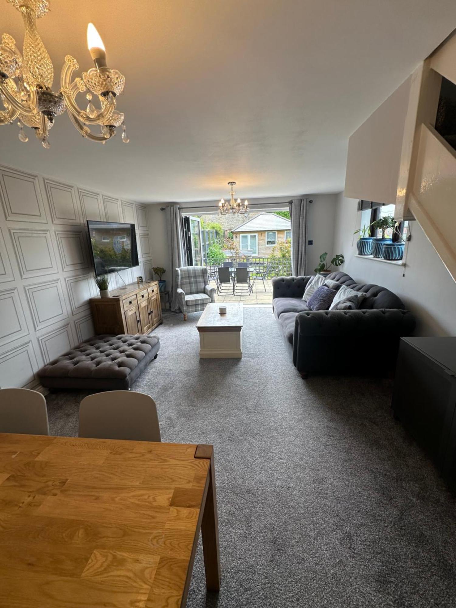 Modern 2 Bedroom House Spacious Large Garden * Westbury (Wiltshire)