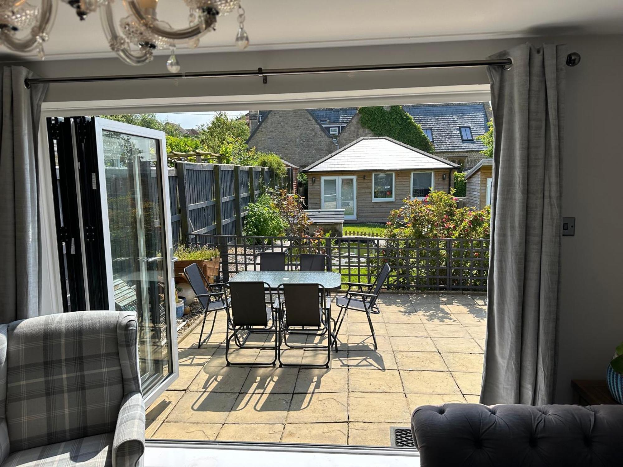 Modern 2 Bedroom House Spacious Large Garden Holiday home