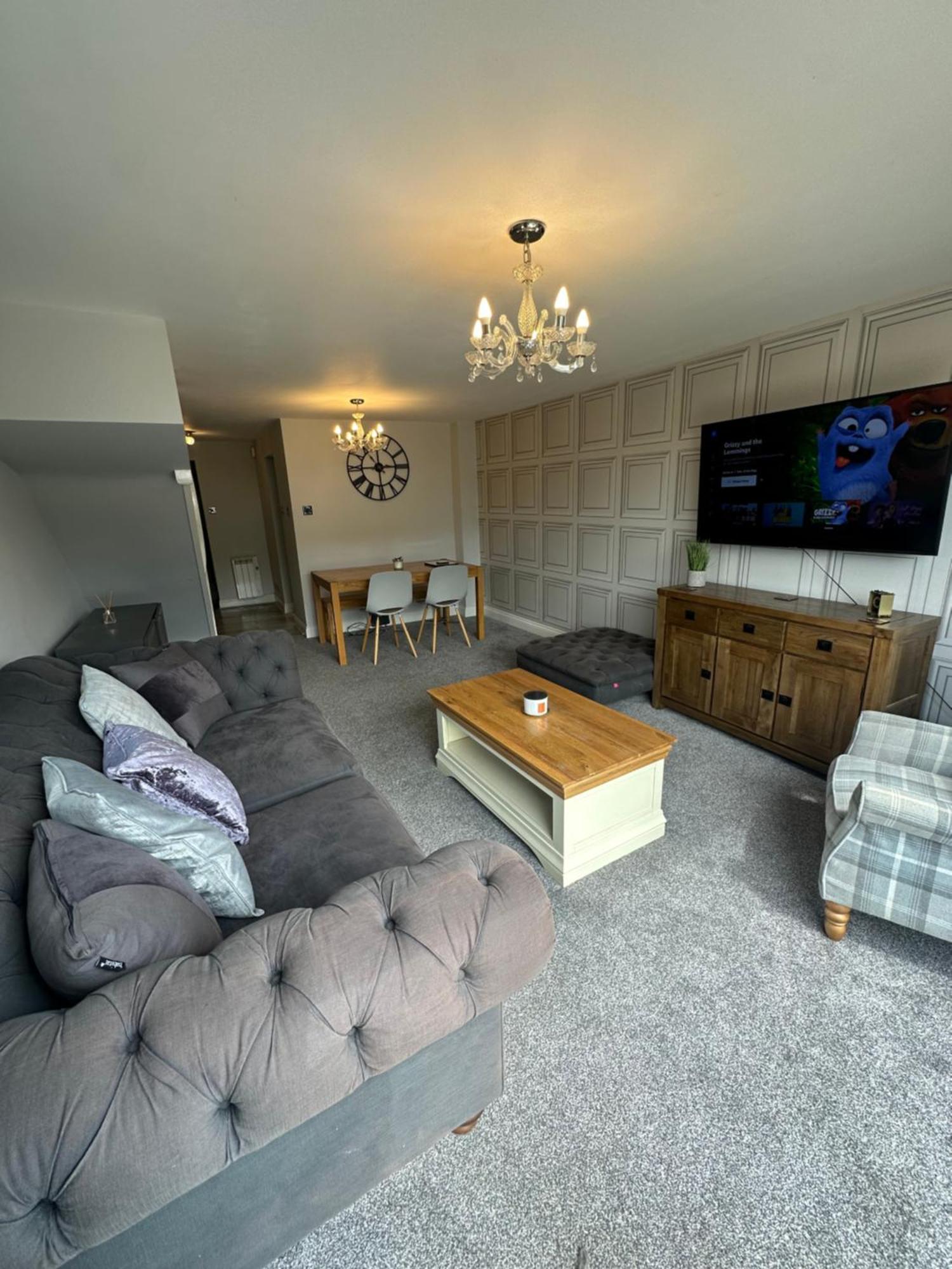 Modern 2 Bedroom House Spacious Large Garden Holiday home *