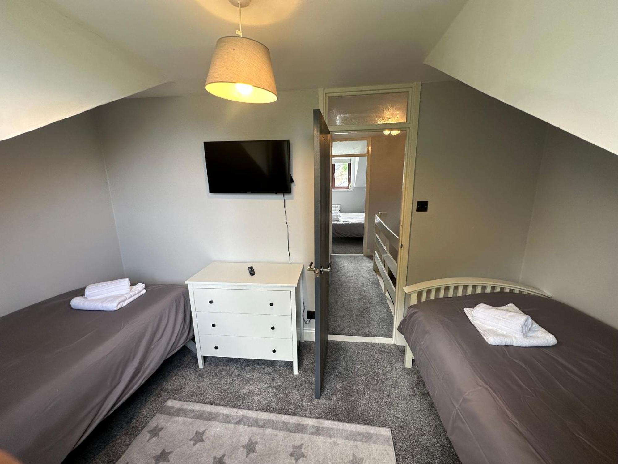 Modern 2 Bedroom House Spacious Large Garden Westbury (Wiltshire)